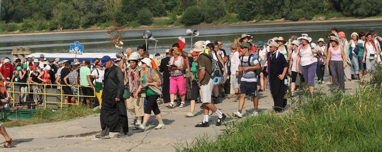 Pątnicy przeprawili się przez Wisłę