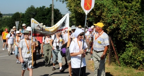Pielgrzymi z Andrychowa wyruszają po pierwszym postoju