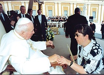  W 2002 roku pani Magda spotkała się z Janem Pawłem II i wręczyła mu swe świadectwo wiary i nawrócenia 