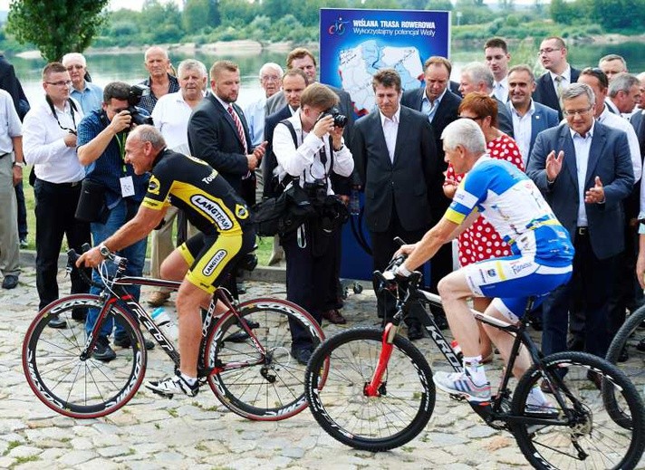 Prezydent za jazdą rowerem po wałach