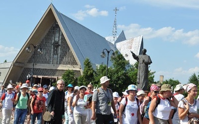 Z pielgrzymami wędrował bp Piotr Libera