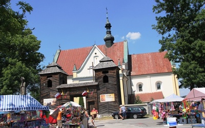 Kościół w Krynkach i słynna modrzewiowa gontem kryta brama