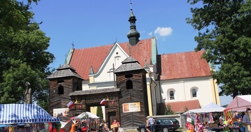 Kościół w Krynkach i słynna modrzewiowa gontem kryta brama