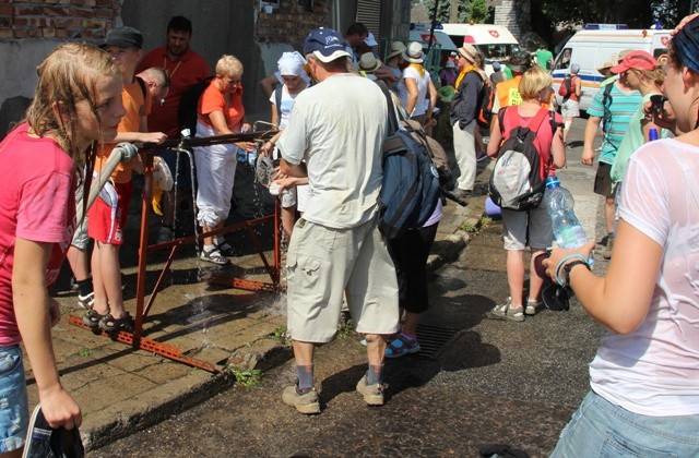 Chwila odpoczynku pielgrzymów bielsko-żywieckich w Sławkowie