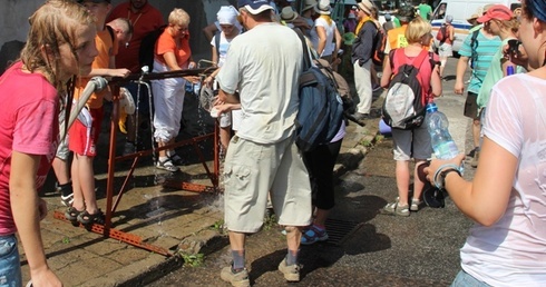 Chwila odpoczynku pielgrzymów bielsko-żywieckich w Sławkowie