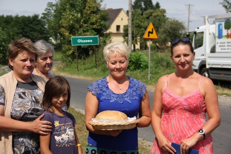 Mieszkańcy Olszowej przywitali pielgrzymów chlebem i solą