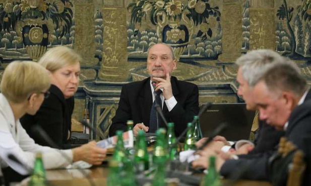 Macierewicz pyta o próbki z Tu-154M