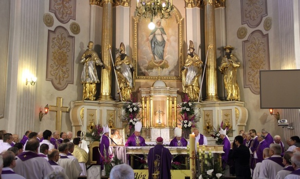 Msza św. pogrzebowa w rawskim kościele