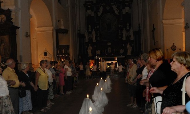 Modlitwa pielgrzymów duchowych w kościele św. św. Piotra i Pawła w Pułtusku