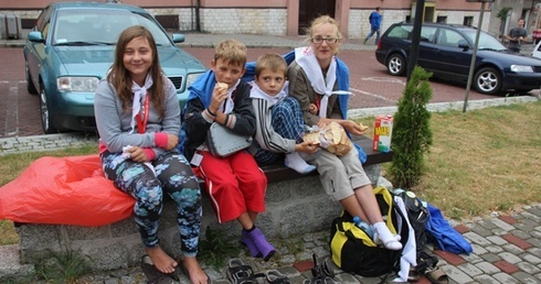 Młodzi pielgrzymi z grupy cieszyńskiej odpoczywaja w Wożnikach