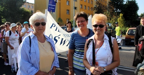 W 30. pielgrzymkę wyruszają: (od lewej) Maria Łabuz, Dorota Kinalczyk i Joanna Mazur