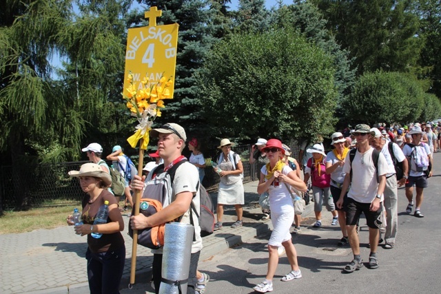 Słońce pielgrzymowania nie ułatwia 