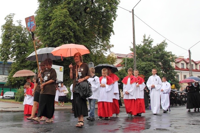 Pątniczki z grupy brązowej w kondukcie żałobnym