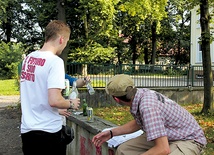 Podczas wakacji nietrudno spotkać młodzież nadużywającą alkoholu