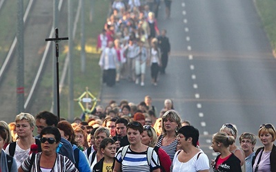 Każdego roku tysiące  pątniczek wyruszają w sierpniu  na piekarskie wzgórze