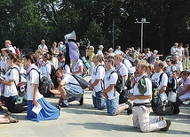 Najpiękniejszy na pielgrzymce jest moment zawierzenia Matce Bożej. Na zdjęciu 2 fioletowa na Jasnej Górze przed rokiem