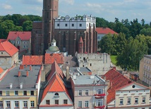  Kamienice rynku, ponad nimi kościół – widok z ratuszowej wieży