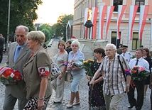 To jest SMS, czyli przekaz jest krótki: Bóg kocha każdego z nas. Uwielbiajmy Go! SMS wyszedł z Nowego Sącza w świat.