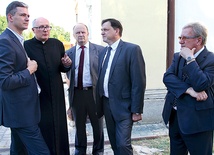  W uroczystości rozpoczynającej jubileusz parafii uczestniczyli goście z Urzędu Marszałkowskiego i władz gminnych. Tu z ks. kan. Wojciechem Zdonem