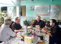 O swojej pracy opowiadali bp. Henrykowi Tomasikowi i ks. Albertowi Warso księża Szymon Sieczka (z lewej)  i Piotr Stępień (z prawej)