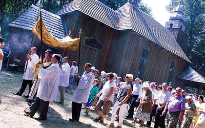 Po Mszy św. odpustowej wokół kościoła w Drogiszce przeszła procesja eucharystyczna