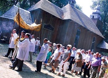 Po Mszy św. odpustowej wokół kościoła w Drogiszce przeszła procesja eucharystyczna