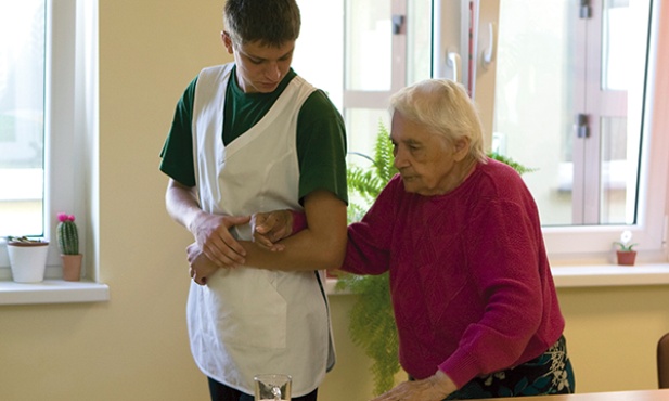 Zabiegi pielęgnacyjne, pomoc w prostych czynnościach, ale przede wszystkim towarzyszenie w chorobie – to główne zadania kleryckich praktyk