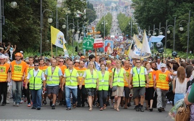 Pierwsza grupa pielgrzymki głównej - z Hałcnowa - wchodzi na szczyt