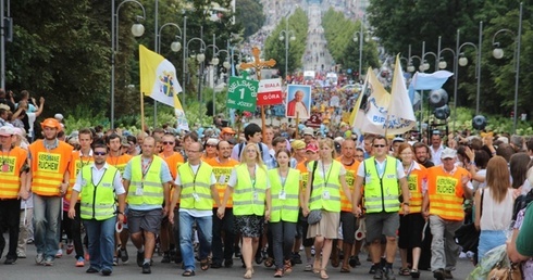 Pierwsza grupa pielgrzymki głównej - z Hałcnowa - wchodzi na szczyt