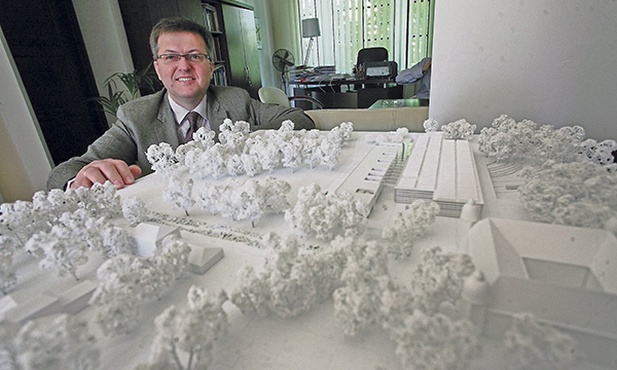 Robert Kostro jest historykiem, od 2006 roku dyrektorem Muzeum Historii Polski. Za rządów Jerzego Buzka był dyrektorem Departamentu Spraw Zagranicznych Kancelarii Prezesa Rady Ministrów. Trzy lata później został szefem gabinetu politycznego ministra kultury i dziedzictwa narodowego Kazimierza M. Ujazdowskiego. Ma 46 lat, jest żonaty, ma dwie córki.