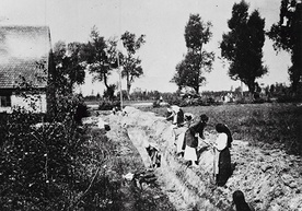 Kopanie okopów w pobliżu Warszawy, sierpień 1920 r.