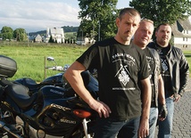 Janosiki z Podhala.  Od lewej: Jacek, Łukasz i Maniek. Jeżdżą na motorach i chcą pomagać potrzebującym