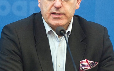 Ireneusz Jabłoński jest członkiem zarządu i ekspertem Centrum im. Adama Smitha. Od 1997 roku jest związany z branżami finansową i bankową