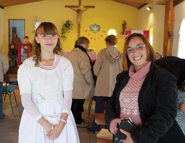 Sofia Suárez (na zdjęciu z matką) była jedynym w tym roku dzieckiem w dwóch północnych parafiach Montevideo, które przystąpiło do Pierwszej Komunii. Urugwajczycy masowo urządzają za to dla swych córek uroczystości ukończenia 15. roku życia, nawiązujące do indiańskiej tradycji