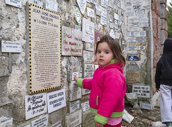Okolice groty wypełnione są tabliczkami i kartkami z podziękowaniami dla Matki Bożej za opiekę i z prośbami o wstawiennictwo. Ludzie codziennie tam przychodzą, a co miesiąc przybywają pielgrzymki