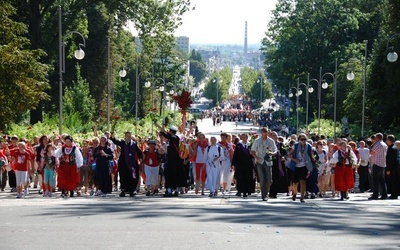 Wejście pielgrzymów na Jasną Górę