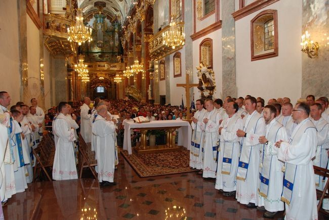 Pielgrzymi u stóp Matki
