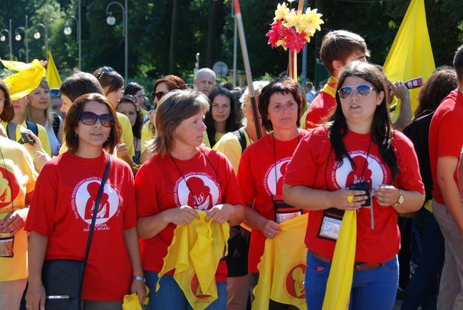 Pielgrzymi u stóp Matki