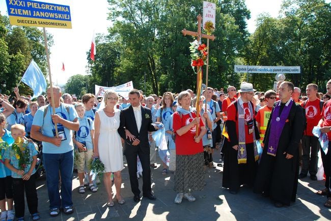 Pielgrzymi u stóp Matki