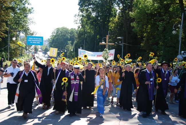 Pielgrzymi u stóp Matki