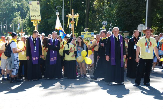 Pielgrzymi u stóp Matki