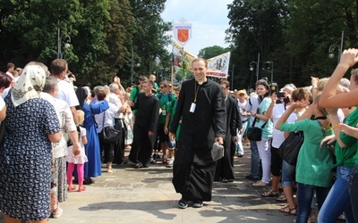 Na czele pielgrzymów z Andrychowa - ks. Tomasz Drabek