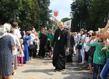 Na czele pielgrzymów z Andrychowa - ks. Tomasz Drabek