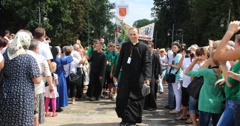 Na czele pielgrzymów z Andrychowa - ks. Tomasz Drabek