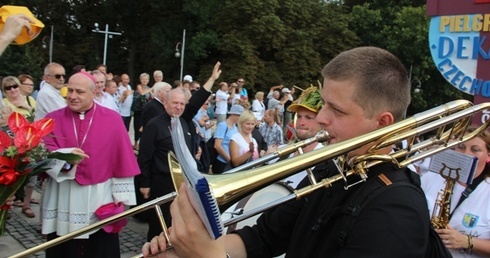 Czechowccy pielgrzymi wchodzili na Jasną Górę z orkiestrą