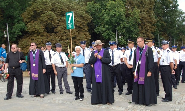 Krzyż z gabinetu inspektora policjanci zabrali na tegoroczną pielgrzymkę na Jasną Górę