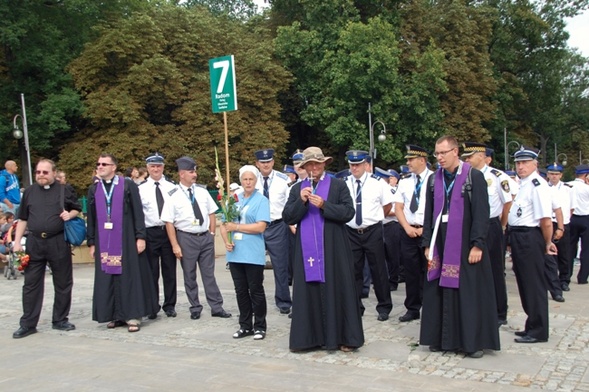 Krzyż z gabinetu inspektora policjanci zabrali na tegoroczną pielgrzymkę na Jasną Górę