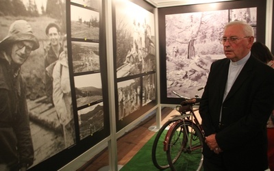 Wśród zwiedzających wystawę w Żywcu był bp Tadeusz Pieronek