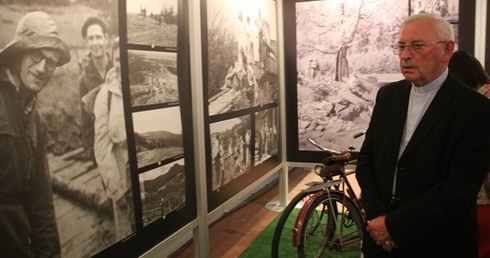 Wśród zwiedzających wystawę w Żywcu był bp Tadeusz Pieronek