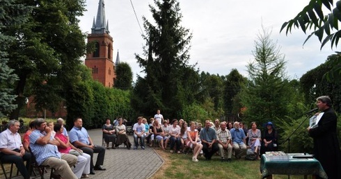 Na parafialne spotkanie w ogrodzie przy plebanii w Popowie zaprosił ks. Remigiusz Stacherski